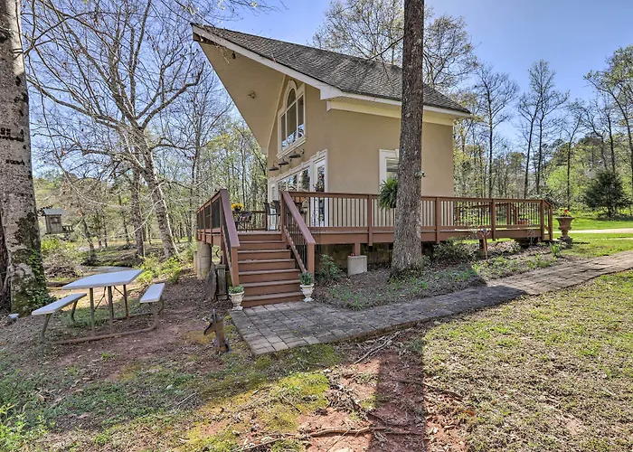 Cozy Creekside Cabin W/ Grill: Fish & Explore!