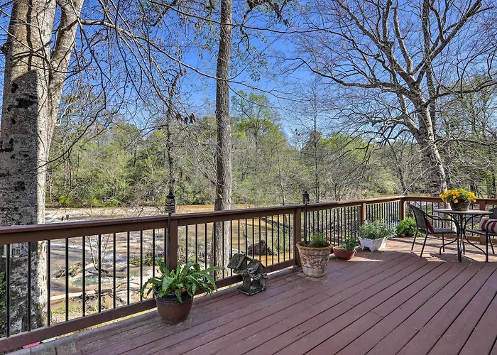Cozy Creekside Cabin W/ Grill: Fish & Explore!