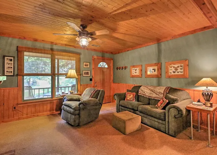 Cozy Pine Mountain Cabin W/ Screened Porch & Yard!