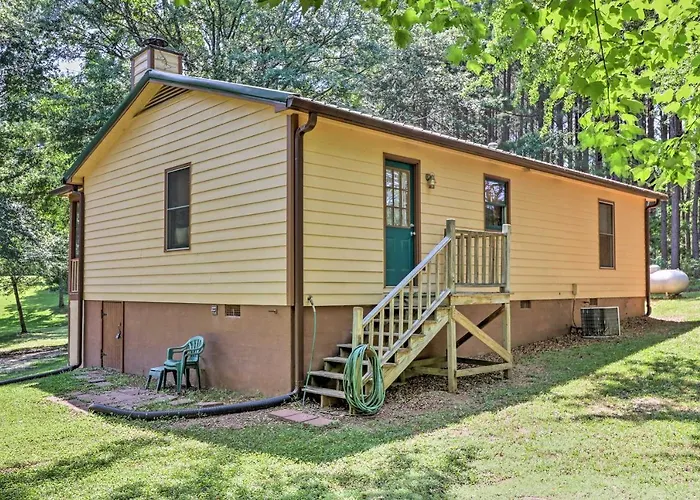 Cozy Pine Mountain Cabin W/ Screened Porch & Yard!